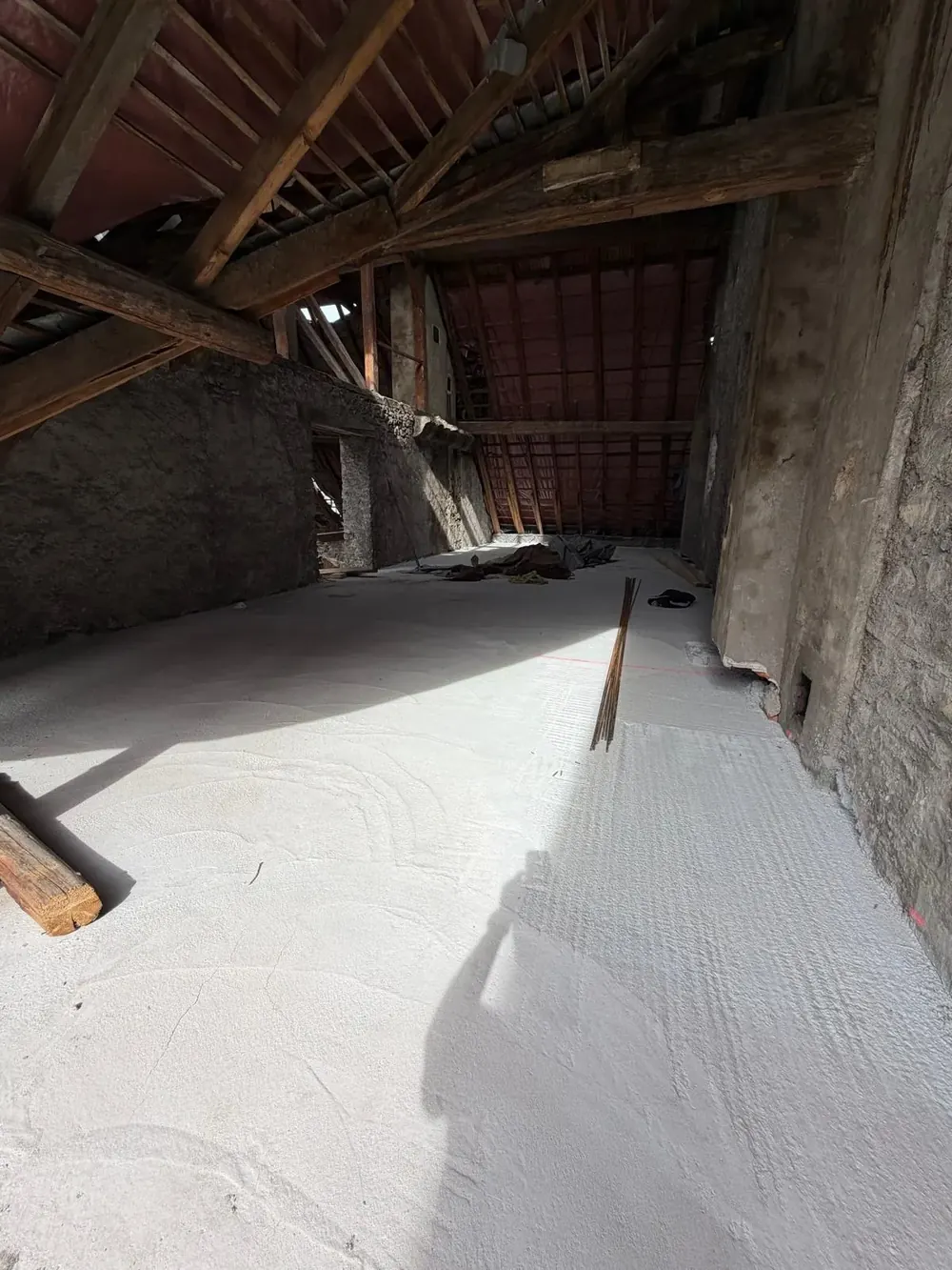 Chape coulée dans des combles sous charpente ancienne à Bonneville