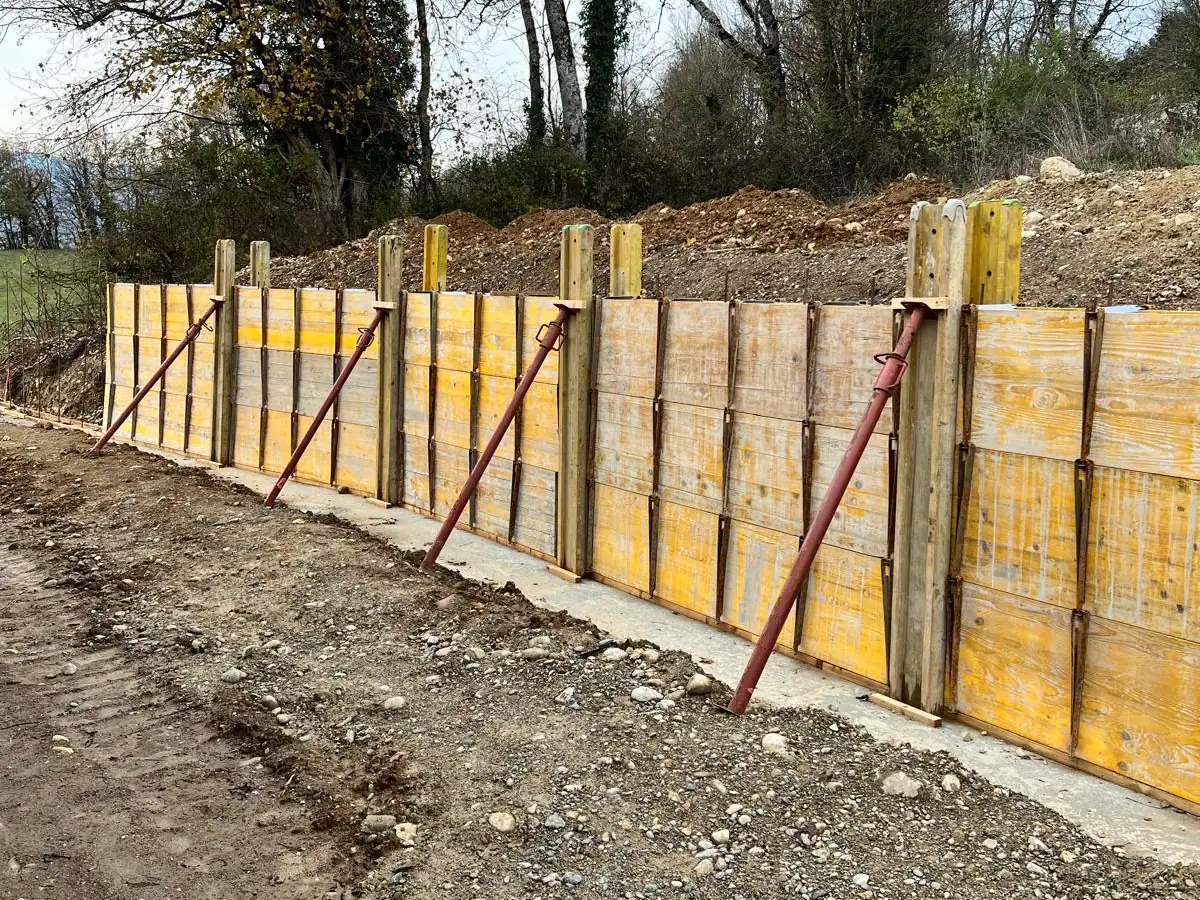 Coffrage d'un mur de soutènement avant coulage sur un chantier MOE LEMAN