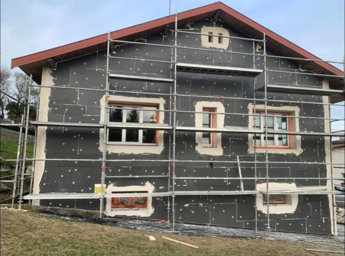 Façade en cours d'isolation thermique par l'extérieur en Savoie