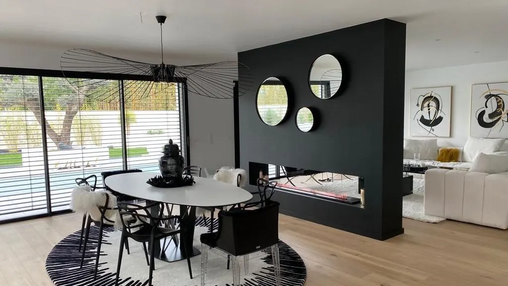 Séjour d'une maison livrée par MOE LEMAN, baie vitrée et cuisine ouverte
